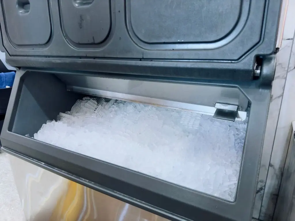 Ice Machine Repair 2 DeWatermarkai 1747808766379